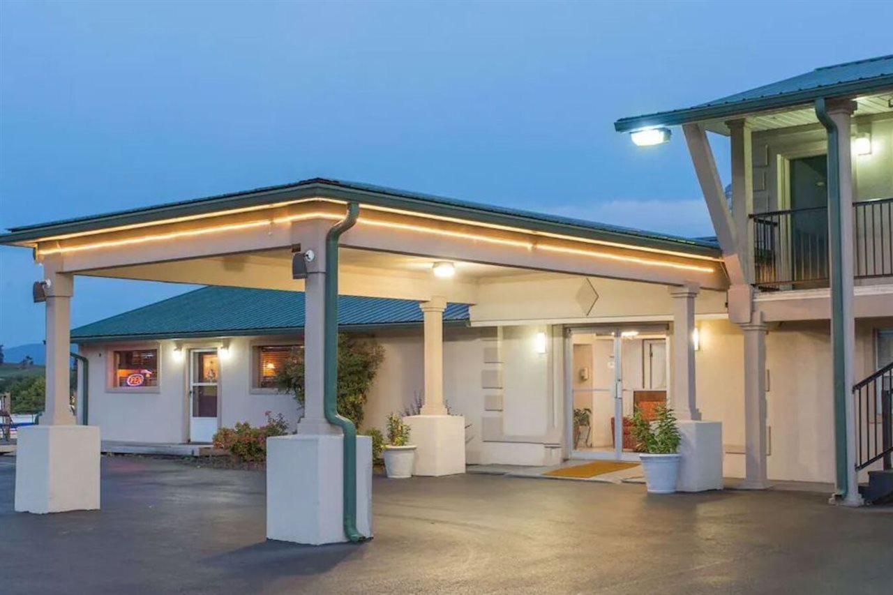Knights Inn Glade Spring Bagian luar foto
