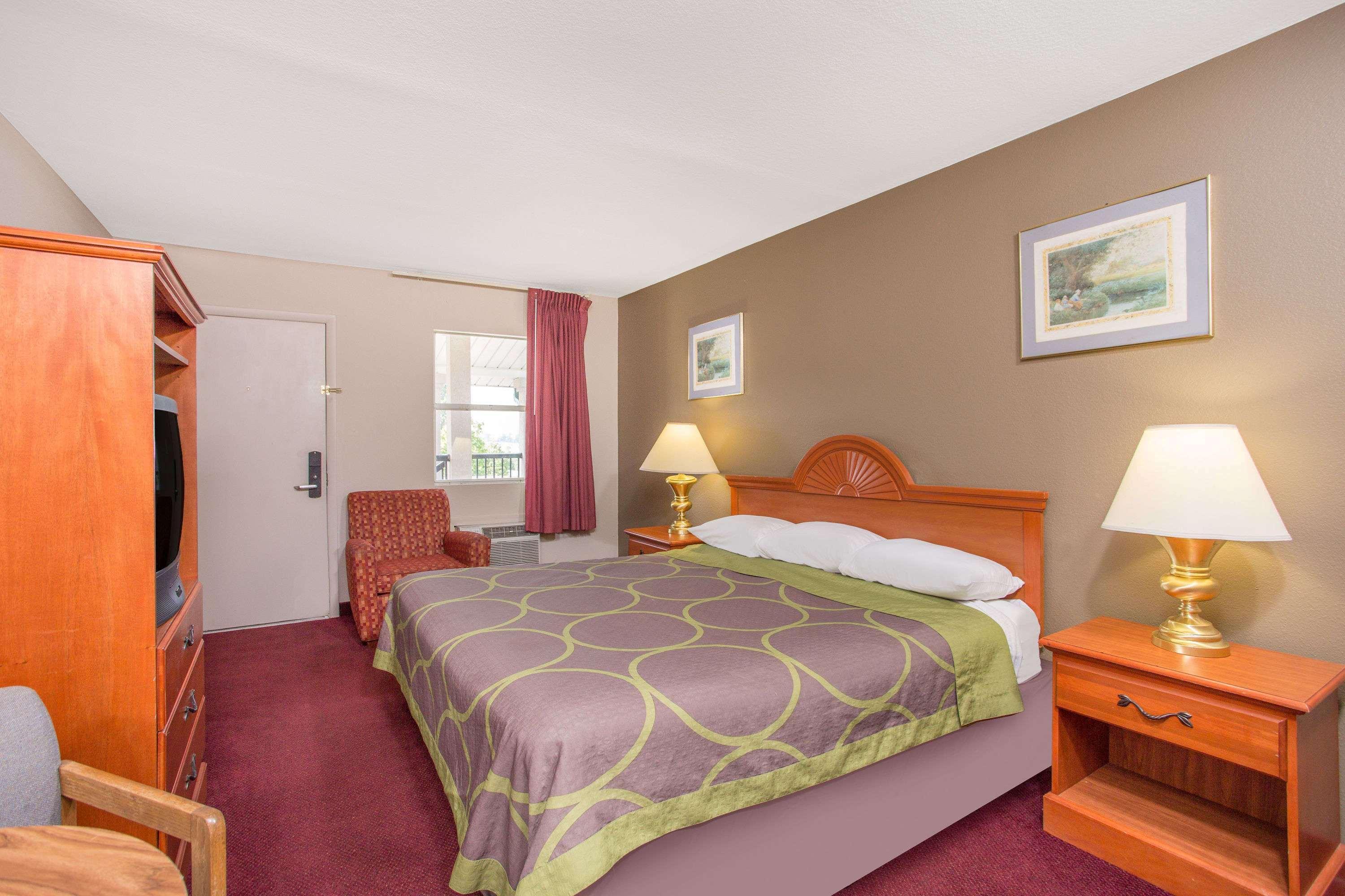 Knights Inn Glade Spring Bagian luar foto
