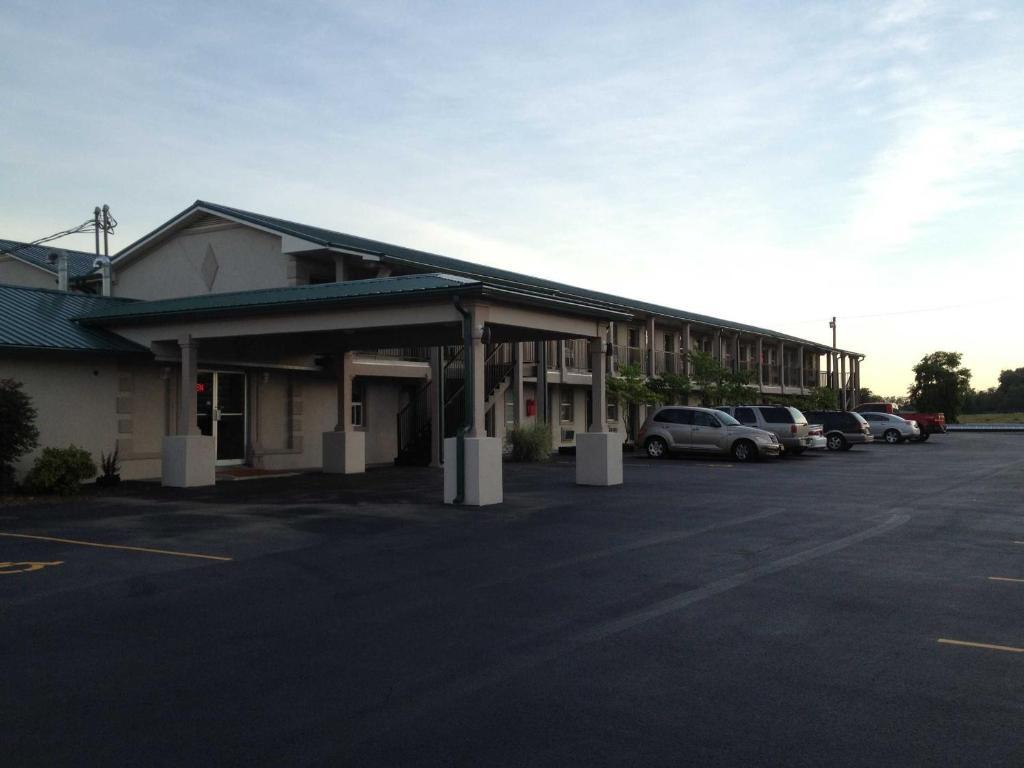 Knights Inn Glade Spring Bagian luar foto