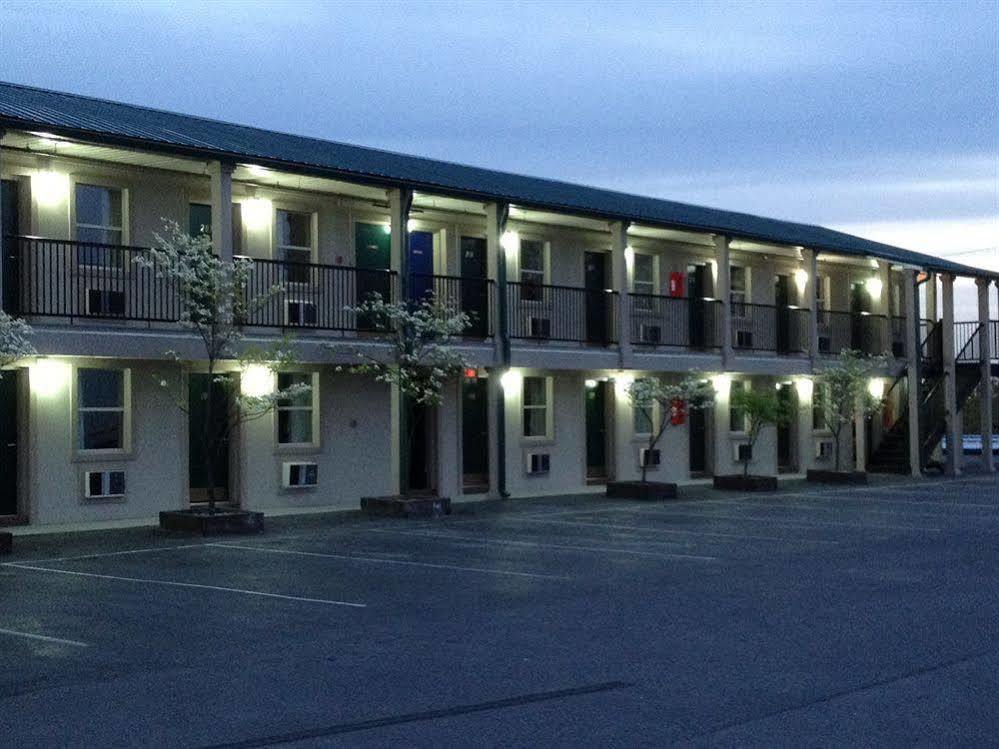 Knights Inn Glade Spring Bagian luar foto